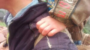 Ο πατέρας που κουβαλάει το γιο του στην πλάτη