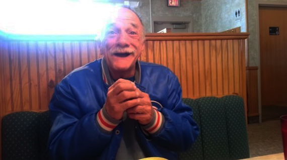 Η συγκίνηση του μπαμπά που μαθαίνει ότι θα γίνει παππούς από τη μοναχοκόρη του