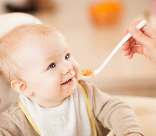 Πότε πρέπει να εισάγω στερεές τροφές στη διατροφή του μωρού μου;