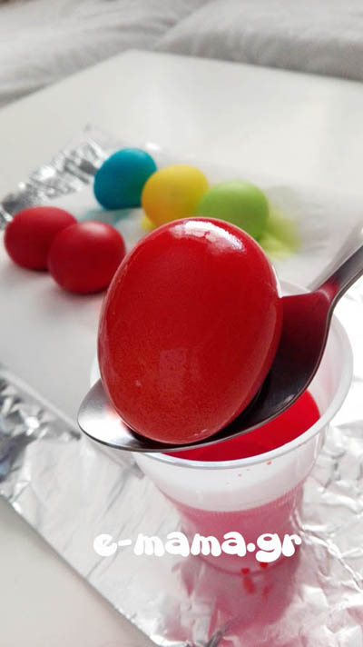 Βάφουμε πασχαλινά αυγά με χρώματα ζαχαροπλαστικής