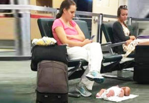 Η αλήθεια πίσω από την viral φωτογραφία της ανεύθυνης μητέρας