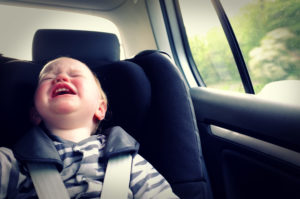 Τα μωρά που κλαίνε στο καθισματάκι αυτοκινήτου