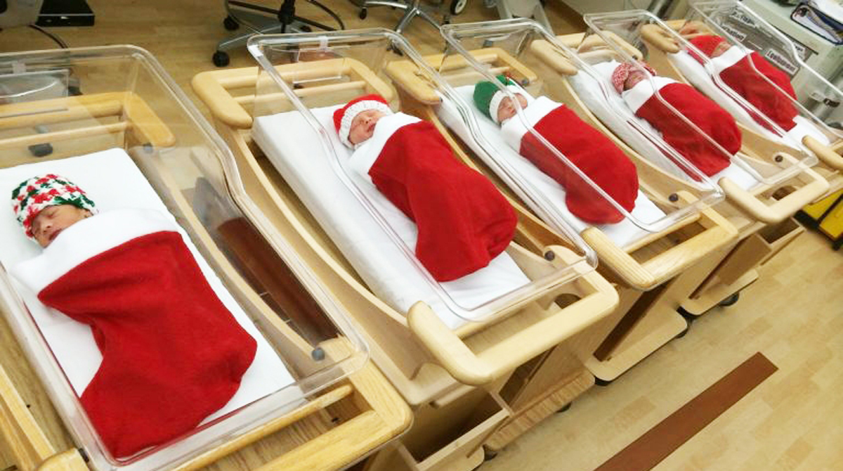 Η παράδοση με τα νεογέννητα σε χριστουγεννιάτικες κάλτσες