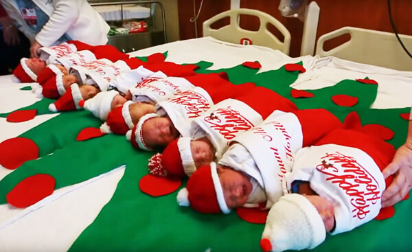 Η παράδοση με τα νεογέννητα σε χριστουγεννιάτικες κάλτσες