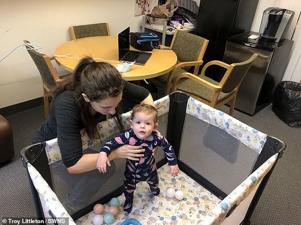 Καθηγητής έβαλε κούνια στο γραφείο του για το μωρό φοιτήτριας του για να τη βοηθήσει