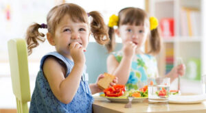 Tip για να τρώνε τα παιδιά το φαγητό τους χωρίς διαμάχες