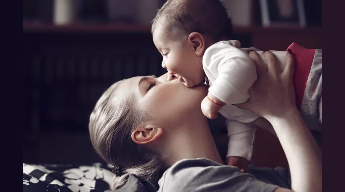 Ο λόγος που οι μαμάδες φιλούν τα μωρά τους
